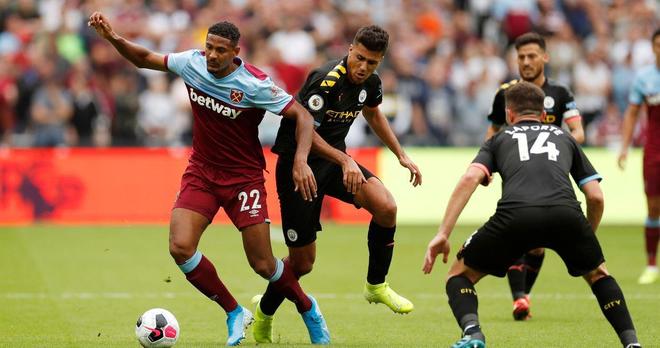 国足集训名单公布，两名新人首次入选引关注（中国男足集训名单出炉，两位新人首次入选引发关注）