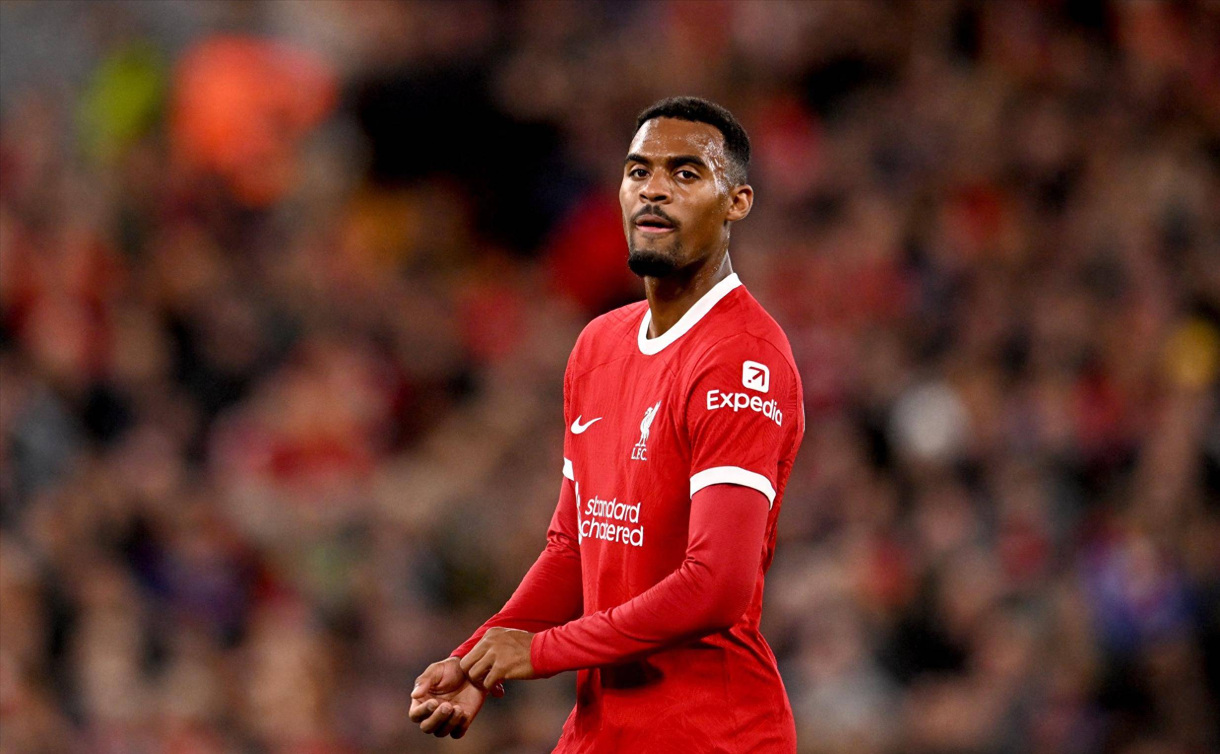 英媒：两家沙特球队将在1月报价萨拉赫，金额远低于2亿镑（英媒称两家沙特俱乐部拟于1月求购萨拉赫，报价大幅低于2亿英镑）