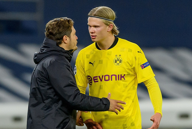 气得双手握拳！