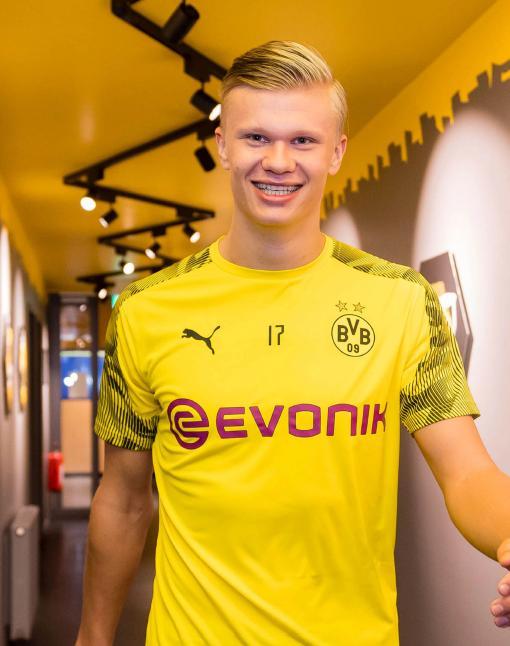 30号再续，弗林蓬社媒展示利物浦新赛季球衣