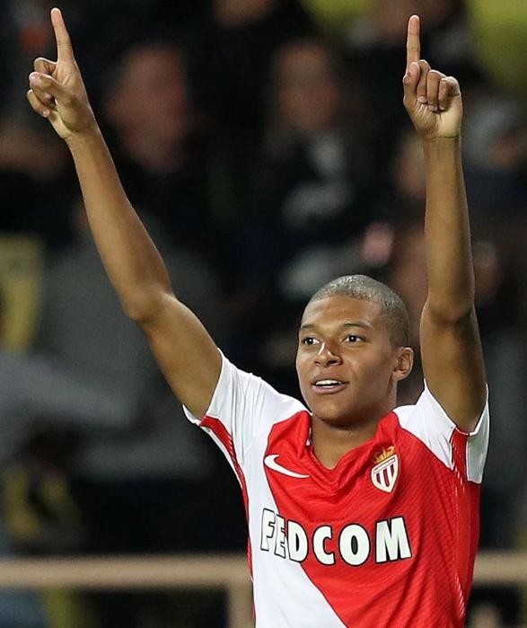 克罗斯评历史最佳11人：C罗左边锋，梅西前腰，马尔蒂尼入选