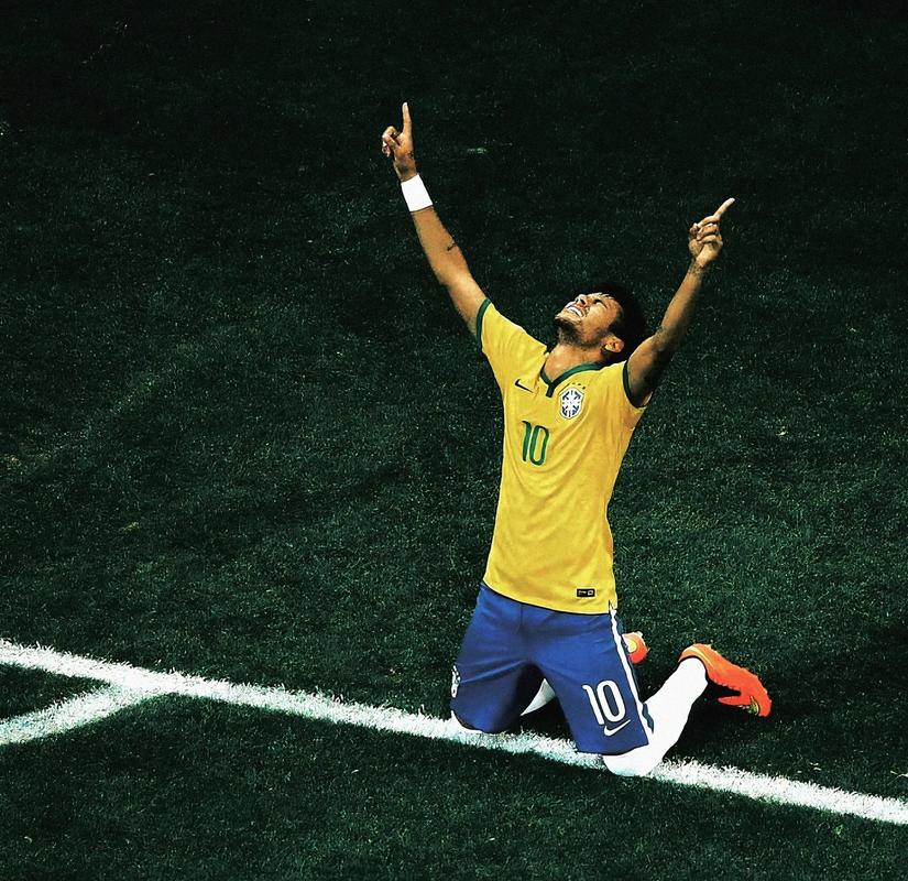 中超赛场争议判罚：VAR判罚引发热议,（中超再起争议：VAR判决掀起热议）