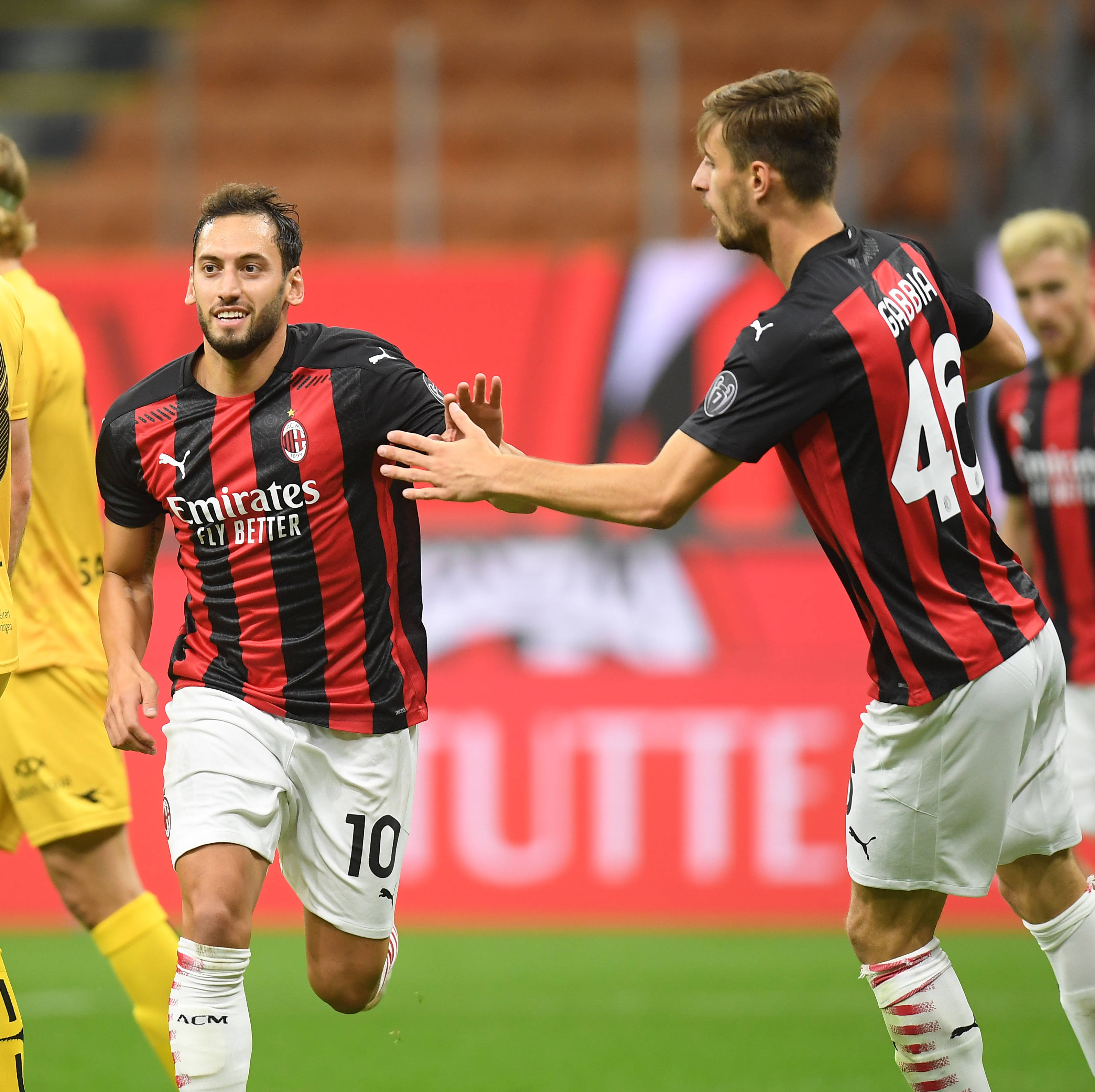 Shams：雄鹿愿与字母哥探讨留队或交易可能性，尼克斯不再是首选下家